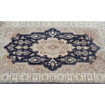  Tapis persan beige et bleu sur  Moinat SA  - Antiquités décoration