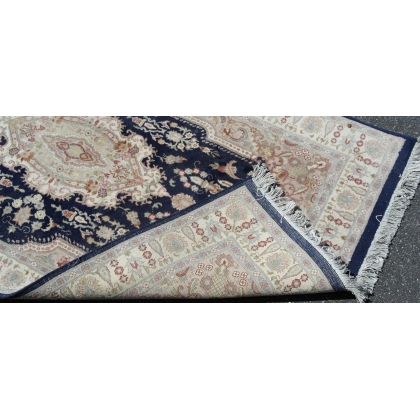  Tapis persan beige et bleu sur  Moinat SA  - Antiquités décoration