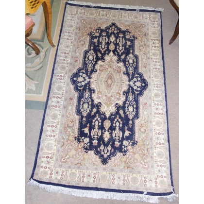  Tapis persan beige et bleu sur  Moinat SA  - Antiquités décoration