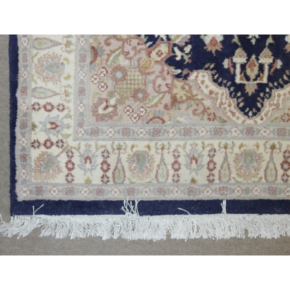  Tapis persan beige et bleu sur  Moinat SA  - Antiquités décoration