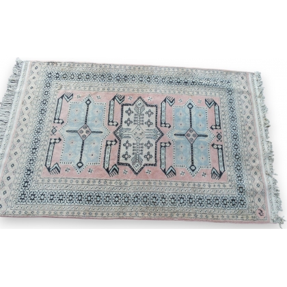 Persian rug with a pink background at  Moinat SA  - Antiques and home décor