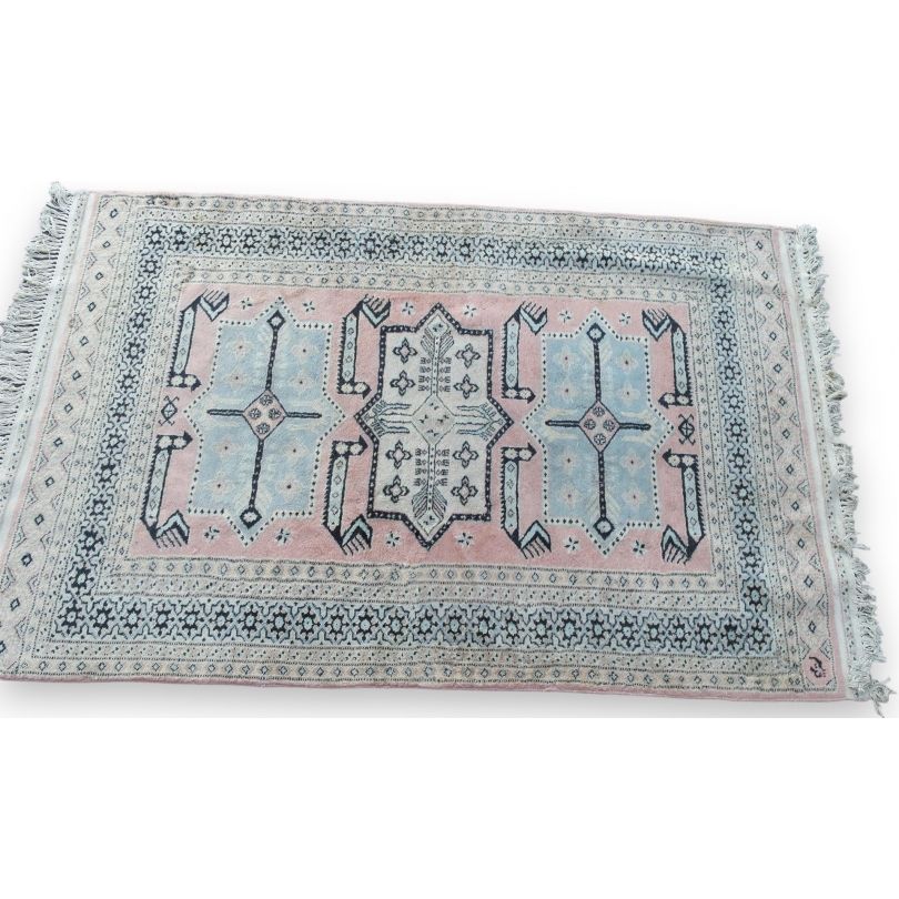 Persian rug with a pink background at  Moinat SA  - Antiques and home décor