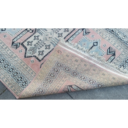 Persian rug with a pink background at  Moinat SA  - Antiques and home décor