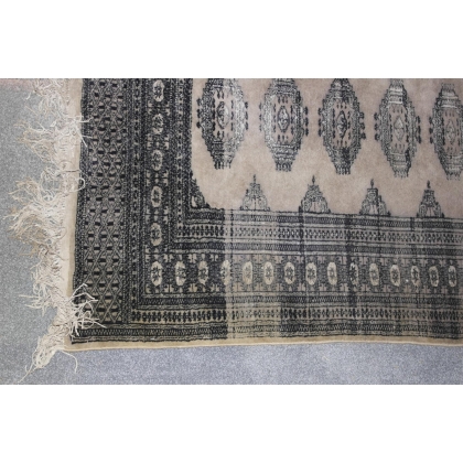  Tapis fond beige et décor gris sur  Moinat SA  - Antiquités décoration