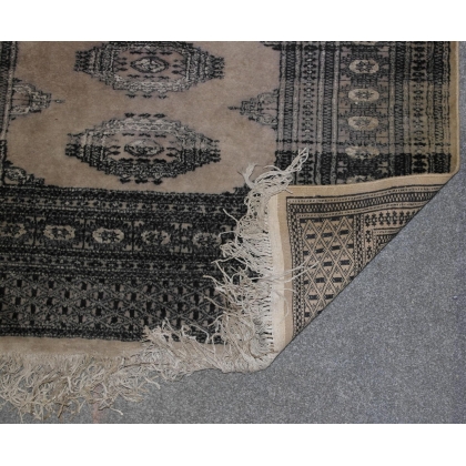  Tapis fond beige et décor gris sur  Moinat SA  - Antiquités décoration