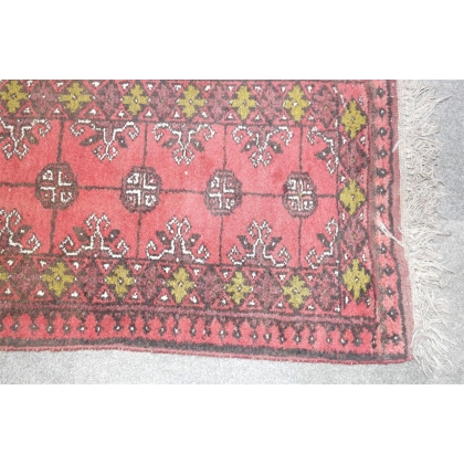  Tapis fond rouge sur  Moinat SA  - Antiquités décoration