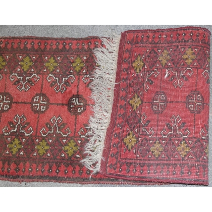  Tapis fond rouge sur  Moinat SA  - Antiquités décoration