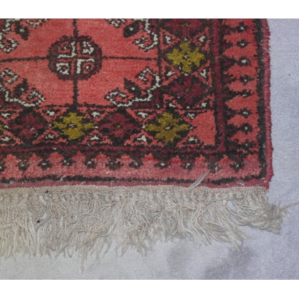  Tapis fond rouge sur  Moinat SA  - Antiquités décoration