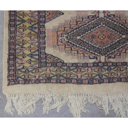  Tapis décor bleu sur fond beige sur  Moinat SA  - Antiquités décoration