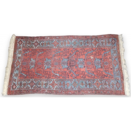  Tapis fond rouge sur  Moinat SA  - Antiquités décoration