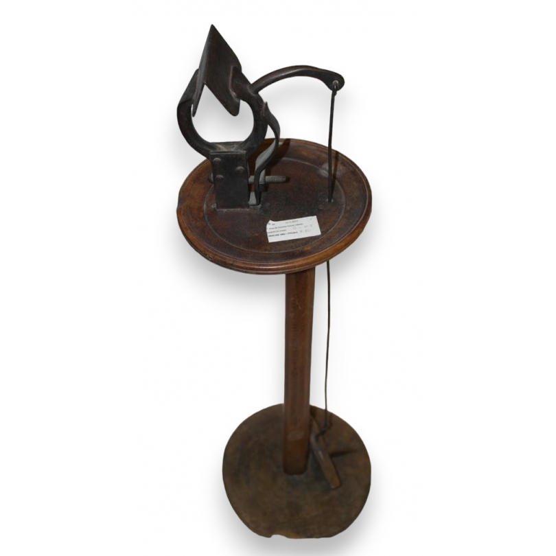 Glove-maker’s vice with walnut stand at  Moinat SA  - Antiques and home décor