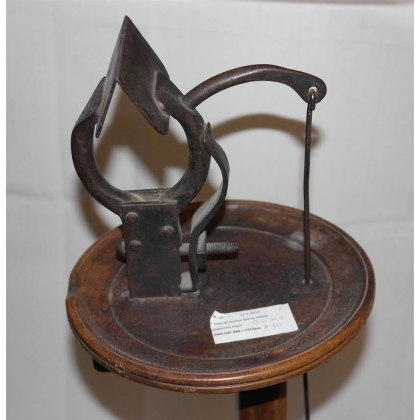 Glove-maker’s vice with walnut stand at  Moinat SA  - Antiques and home décor