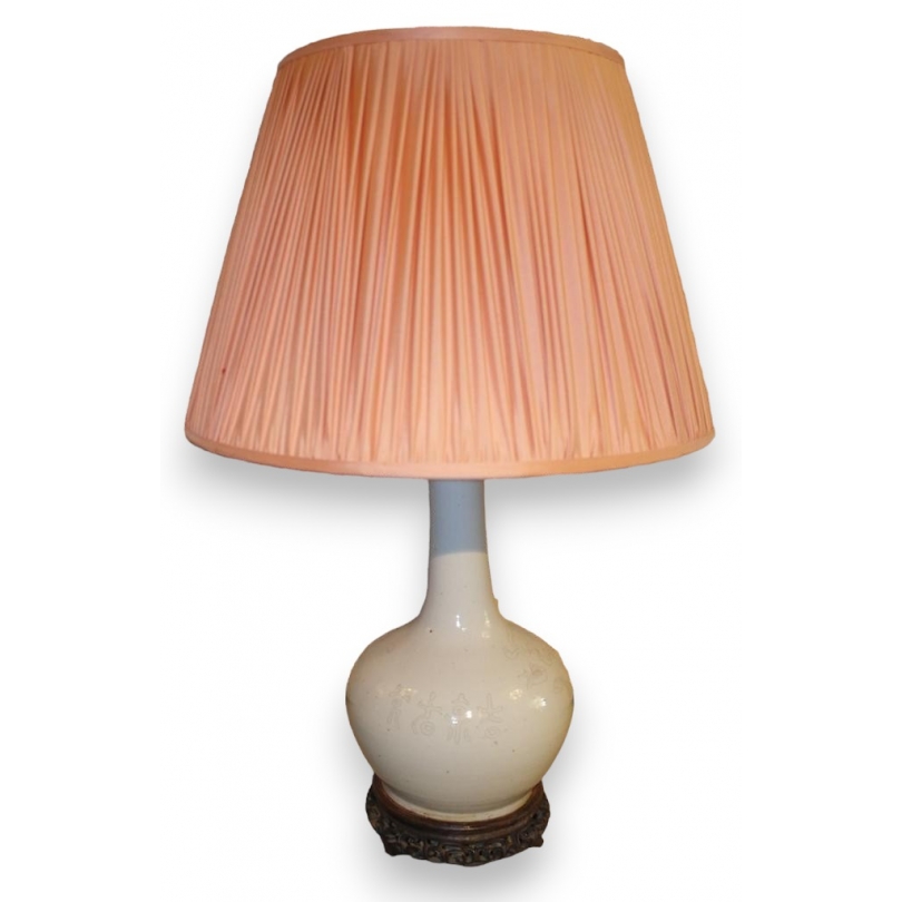  Lampe chinoise en porcelaine blanche sur  Moinat SA  - Antiquités décoration