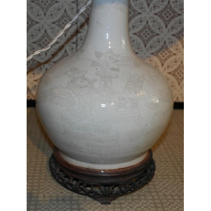  Lampe chinoise en porcelaine blanche sur  Moinat SA  - Antiquités décoration
