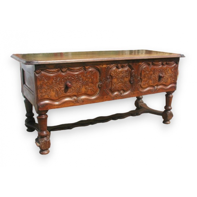 Mesa normanda con borde tallado. 2 cajones. En Moinat SA - Antigüedades y decoración