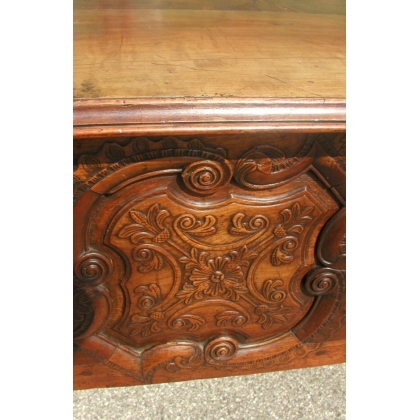 Mesa normanda con borde tallado. 2 cajones. En Moinat SA - Antigüedades y decoración