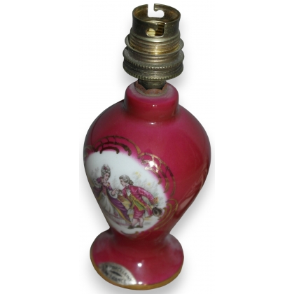 Petite lampe en porcelaine rouge décor