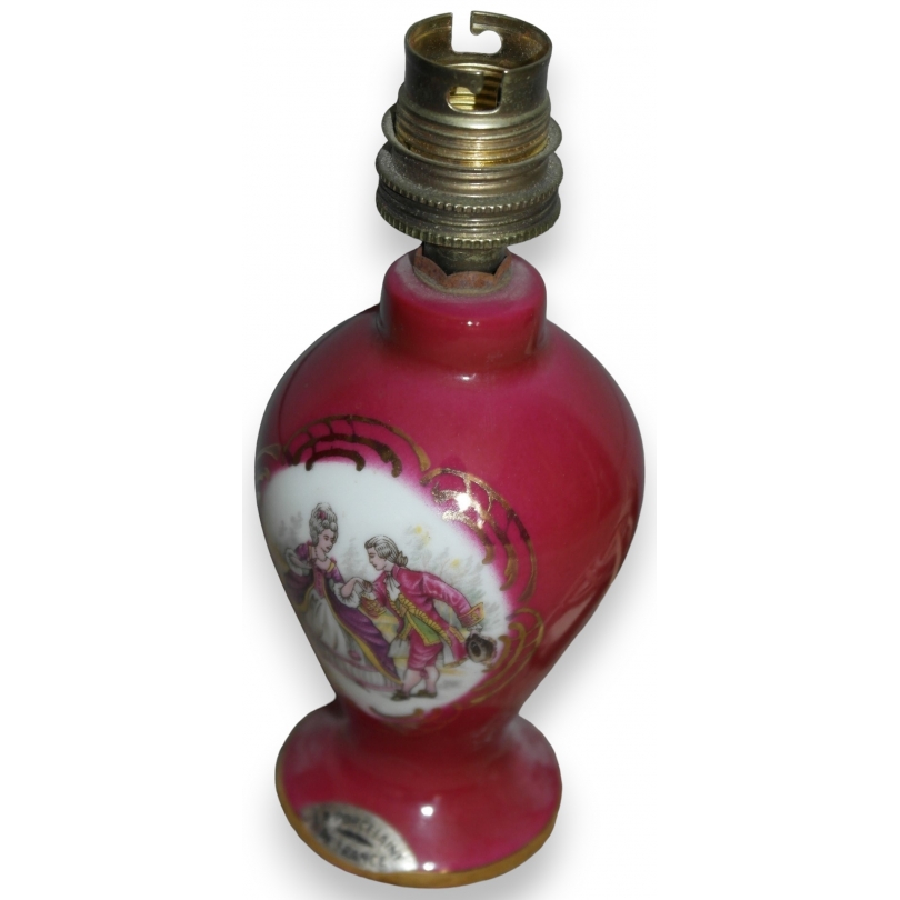 Petite lampe en porcelaine rouge décor