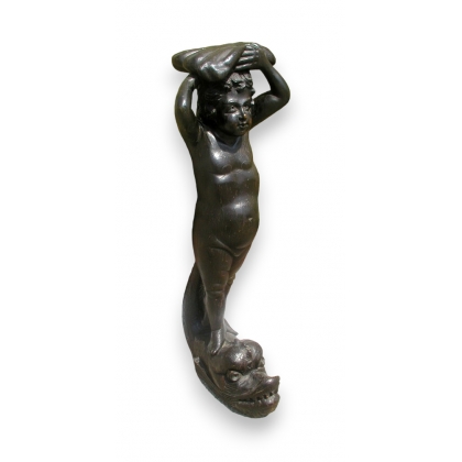 Sculpture \"Enfant et dauphin\".
