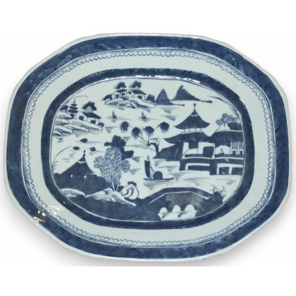 Plat en porcelaine bleu et blanc décor