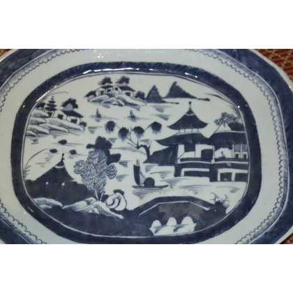 Plat en porcelaine bleu et blanc décor