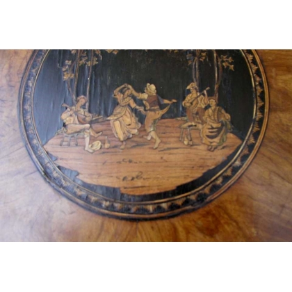  Petite table ronde marquetée. sur  Moinat SA  - Antiquités décoration