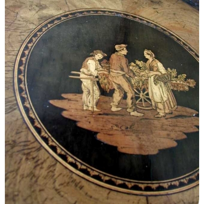  Petite table ronde marquetée. sur  Moinat SA  - Antiquités décoration