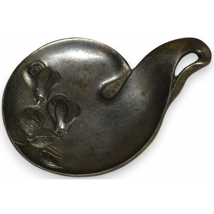 Cendrier 1900 \"Cyclamens\", en bronze