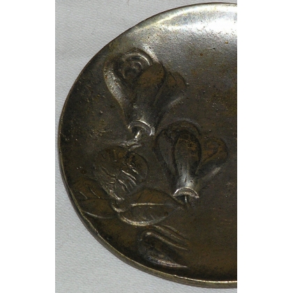 Cendrier 1900 \"Cyclamens\", en bronze