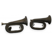 Paire de clairons marqués sur la cloche