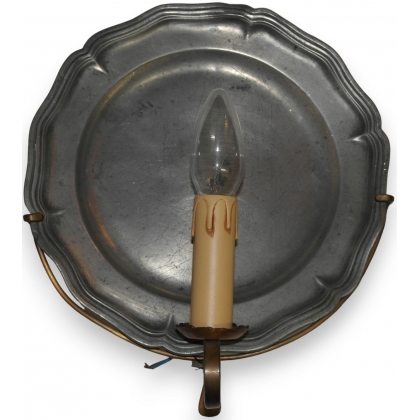 Wrought-iron wall light with a plate on top  Moinat SA  - Antiques and home décor