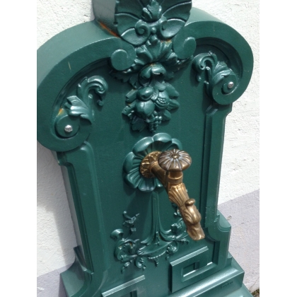  Fontaine murale en fonte "Vendanges" sur  Moinat SA  - Antiquités décoration