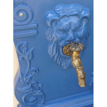  Fontaine murale en fonte "Titus" sur  Moinat SA  - Antiquités décoration