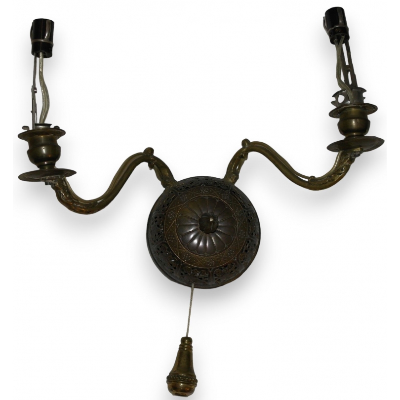  Applique ronde en laiton repoussé, sur  Moinat SA  - Antiquités décoration