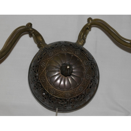  Applique ronde en laiton repoussé, sur  Moinat SA  - Antiquités décoration