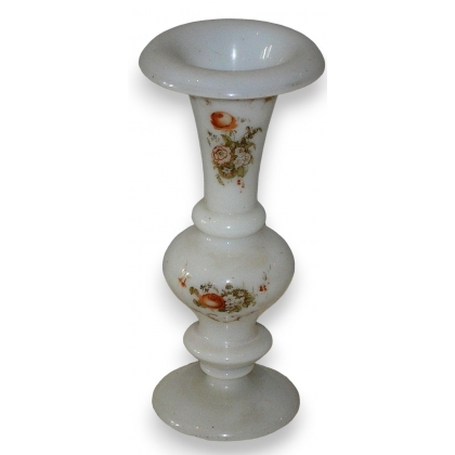 Vase en opaline blanche à décor peint