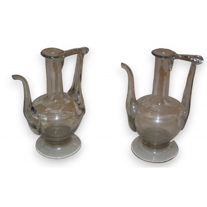 Paire de verseuses en verre soufflé