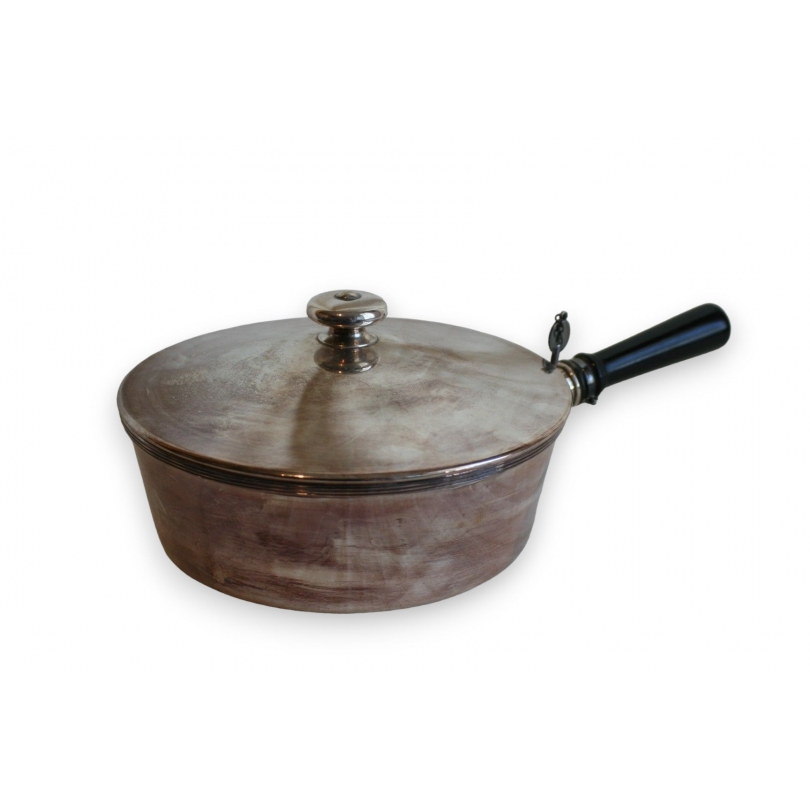  Casserole avec couvercle, en métal sur  Moinat SA  - Antiquités décoration