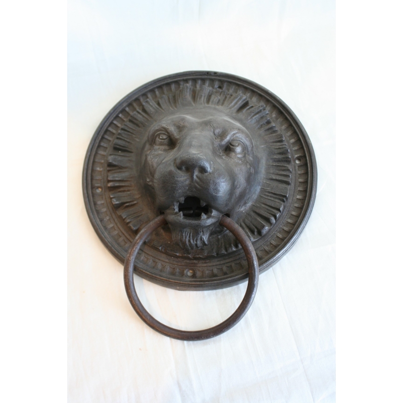  Marteau de porte ''Lion'' en fer et sur  Moinat SA  - Antiquités décoration