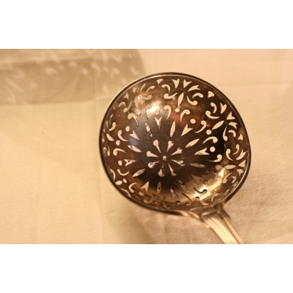  Cuillère à saupoudrer en argent par sur  Moinat SA  - Antiquités décoration