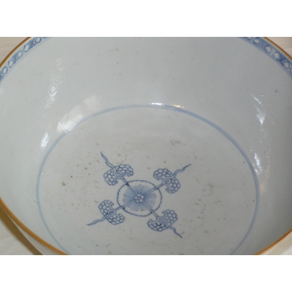 Blue and white Chinese porcelain bowl at Moinat SA – Antiques and home décor