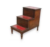 Step-commode 3 marches en cuir rouge.