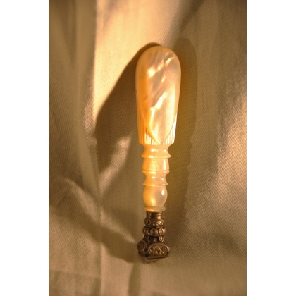 Mother-of-pearl and silver seal at  Moinat SA  - Antiques and decorative items