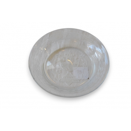 Assiette en verre gravé