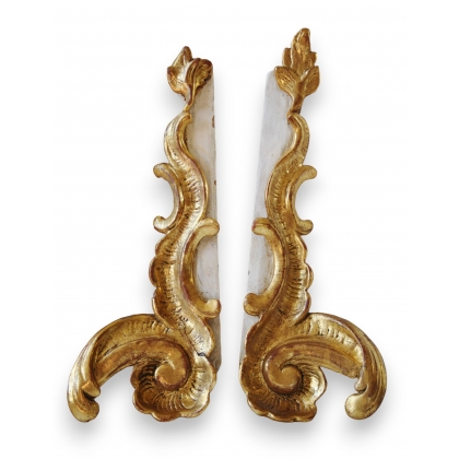 Paire de frontons en bois sculptés dorés