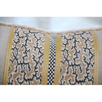 Cushion edged with Aleppo-patterned fabric at Moinat SA – Antiques and home décor