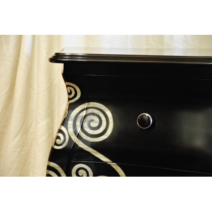  Commode galbée laquée noir avec décor argenté sur  Moinat SA  - Antiquités décoration