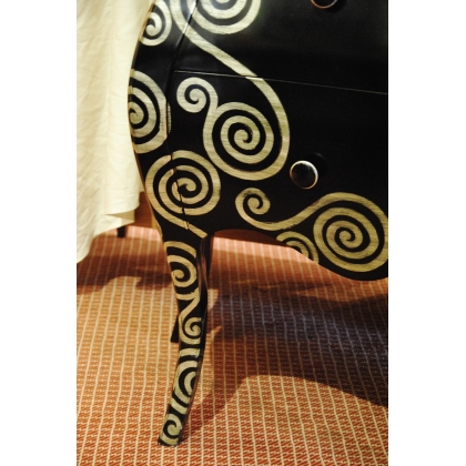  Commode galbée laquée noir avec décor argenté sur  Moinat SA  - Antiquités décoration