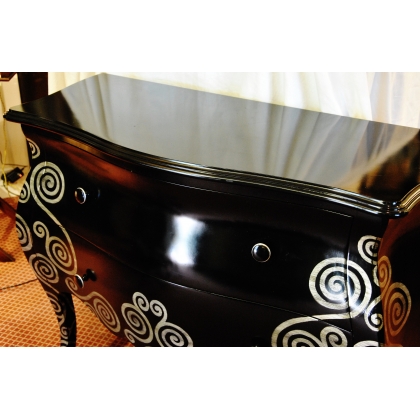  Commode galbée laquée noir avec décor argenté sur  Moinat SA  - Antiquités décoration