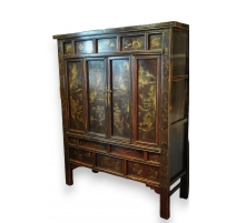 Armoire Chinoise en bois laqué et décor